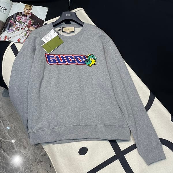 追跡付グッチ 偽物 ヒグチユウコ アニマルプリントスウェットシャツ guu83795